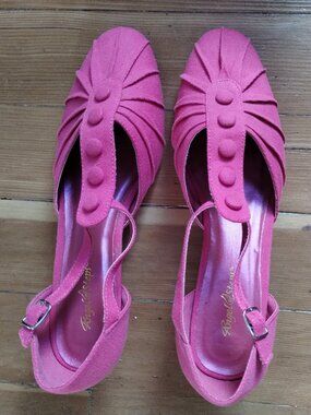 1930's style fuschia heels